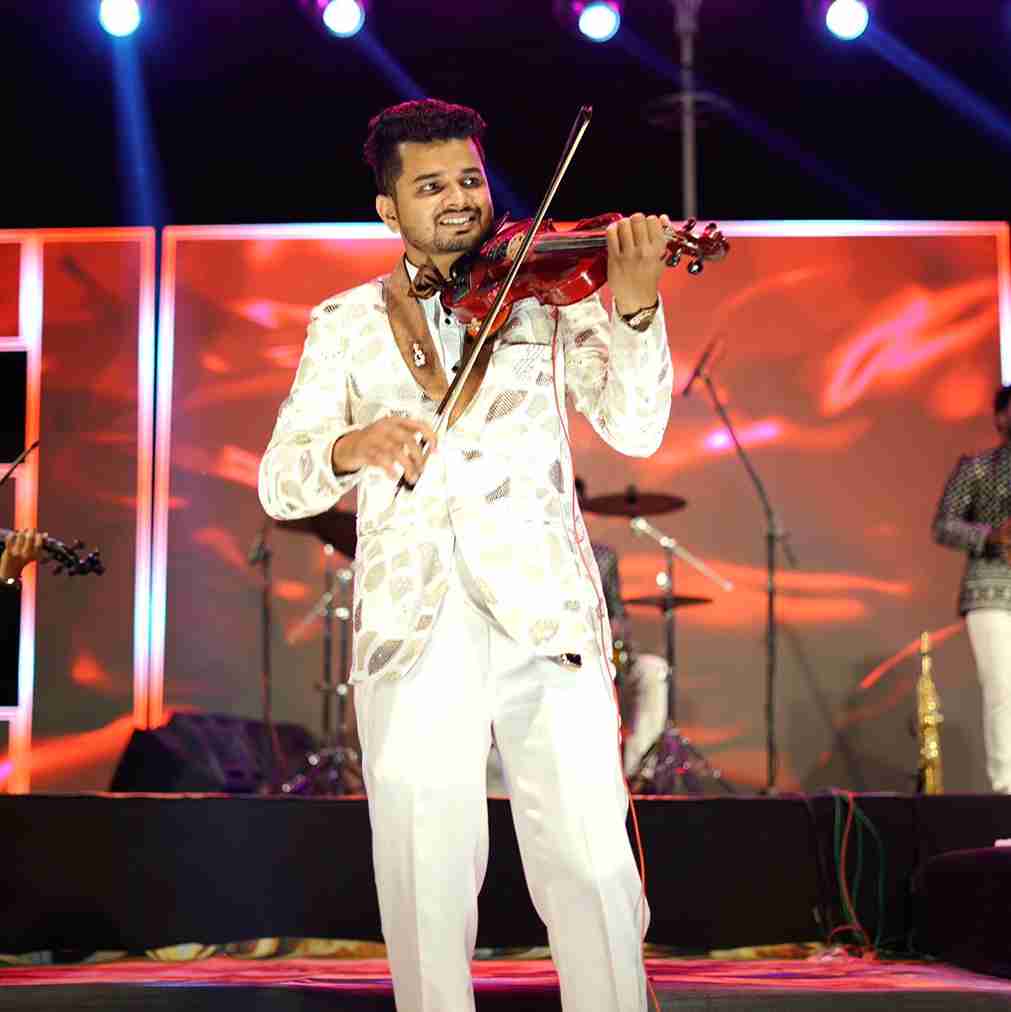 Violinist Rishabh  Mahroliya
