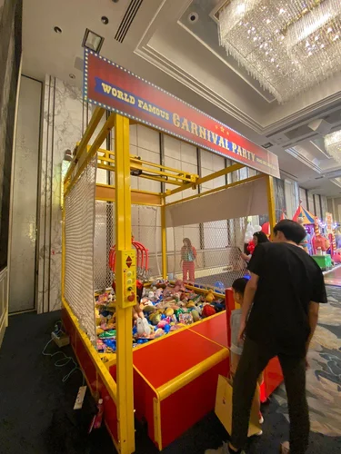 Human Claw Machine