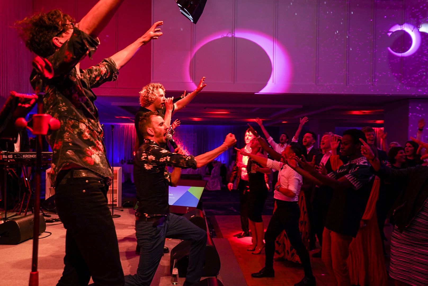 Team-building events that bring together artists and entertainment