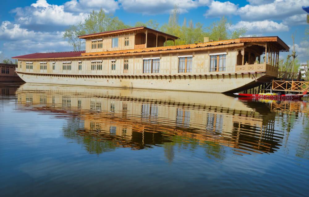 Mascot Houseboats