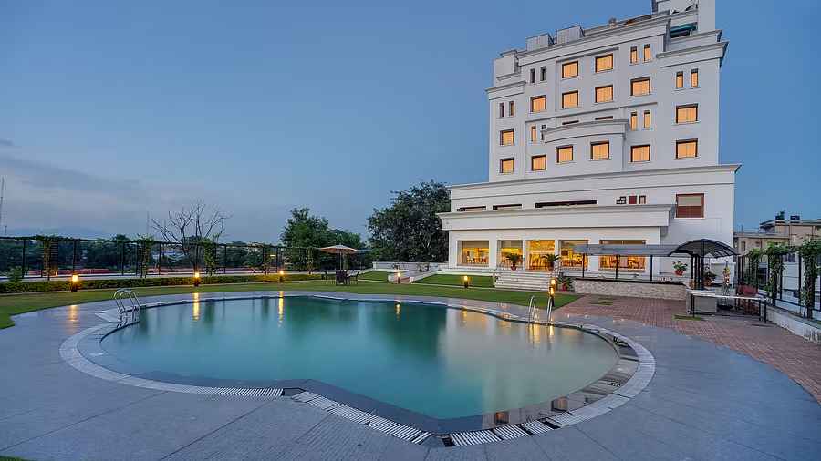 ROYAL SAROVAR PORTICO